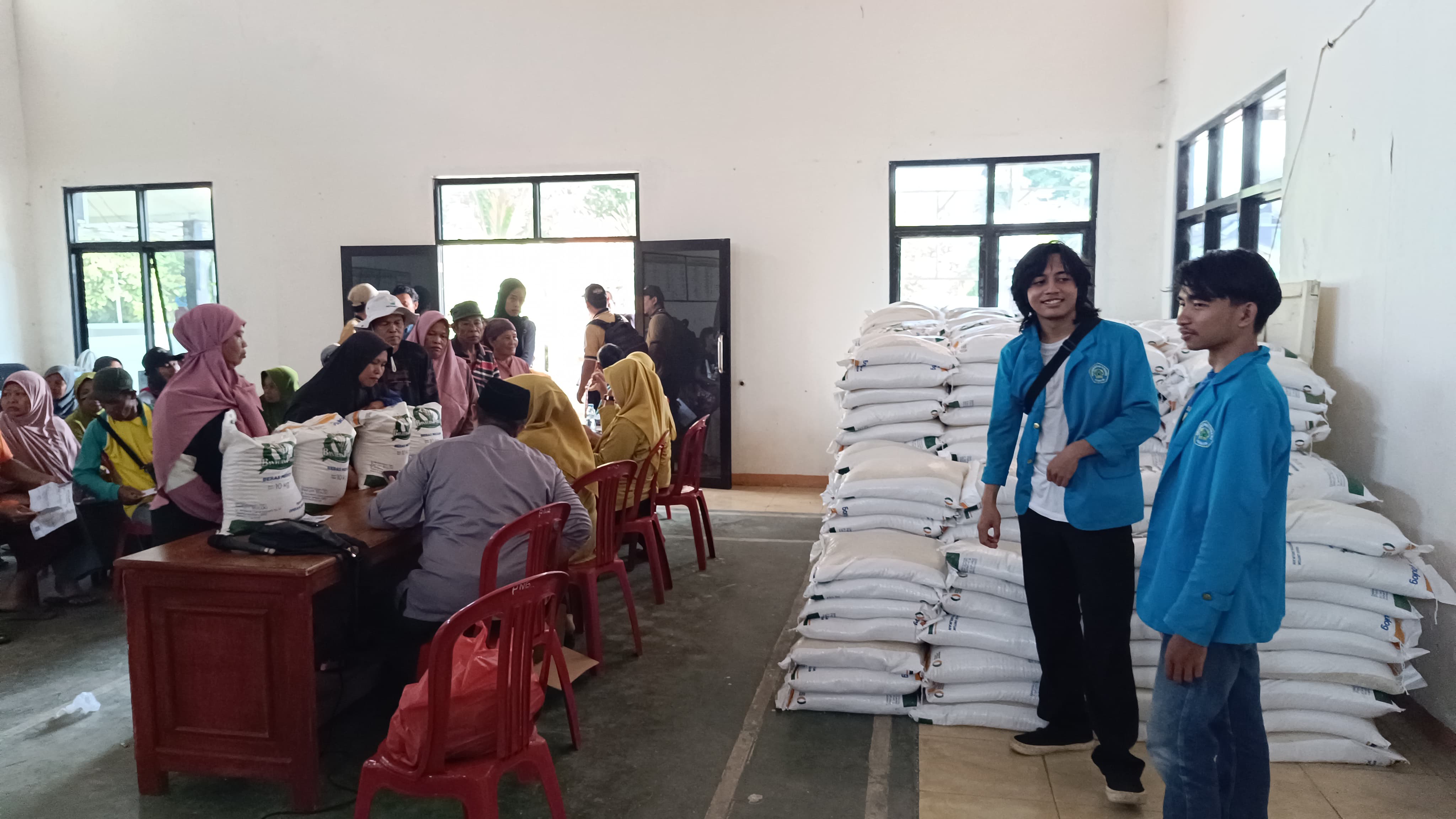Pembagian Beras untuk Masyarakat